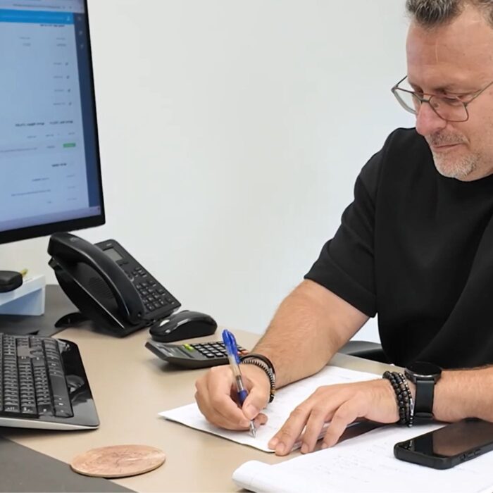 יועץ פיננסי עובד במשרדו, מיתוג אישי של באזמרקט בע"מ.