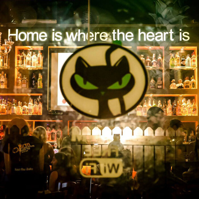 לוגו ומיתוג פאב Mitch Bar בעיצוב באזמרקט בע"מ.